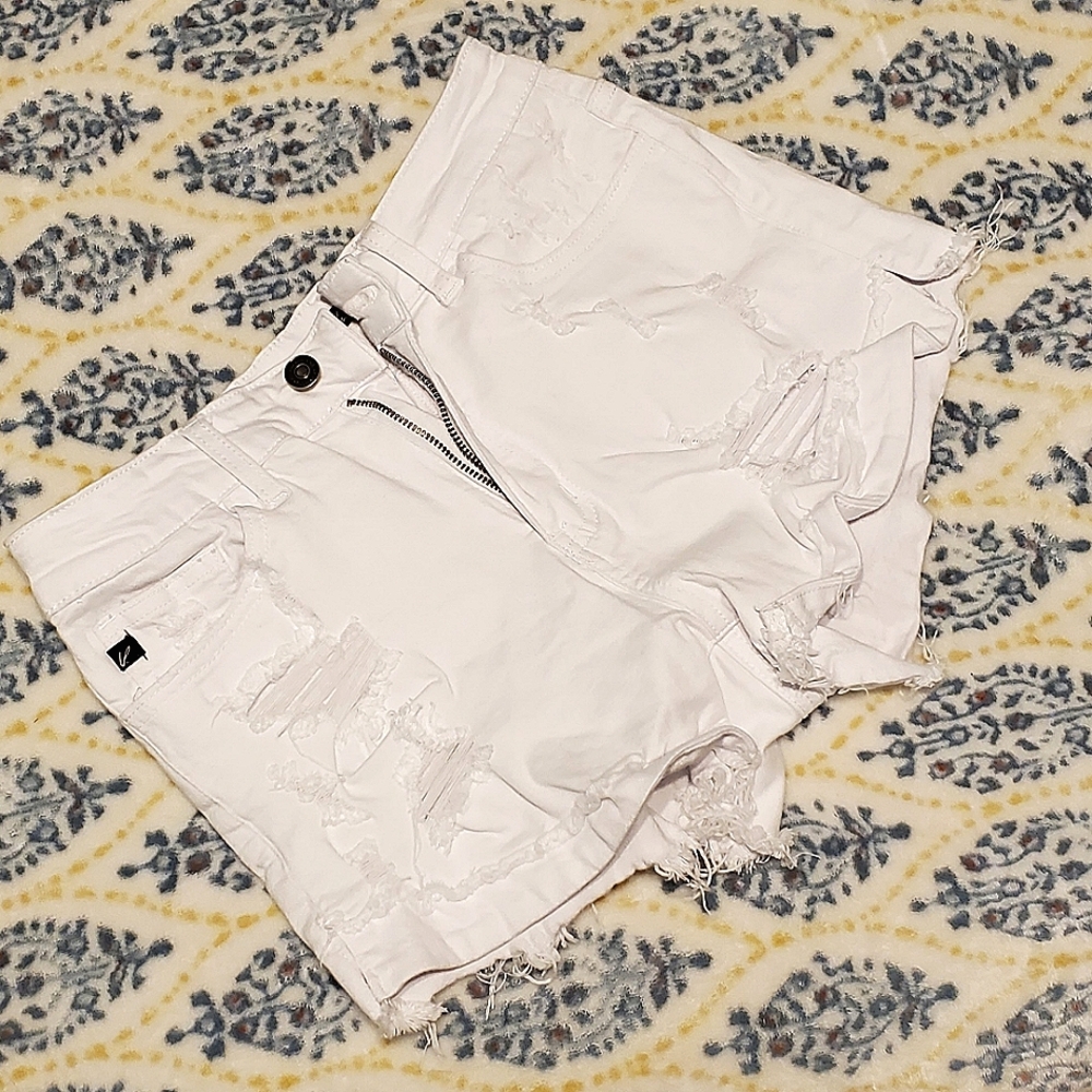 White Kancan Shorts size 7/27 with frayed edges and distressing